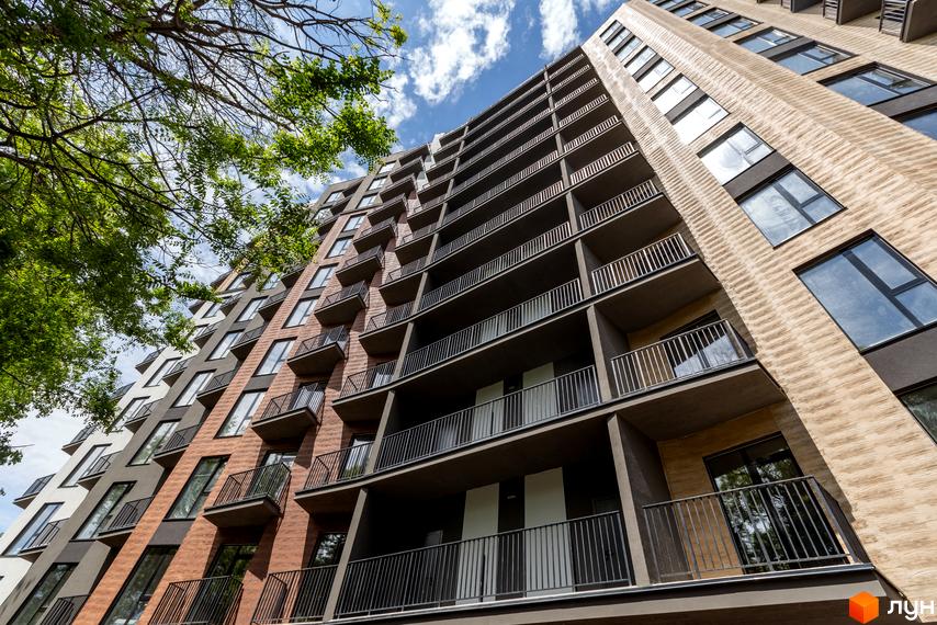 Апарт-комплекс Ітака - це багатоповерхова новобудова з балконами та великими вікнами, що виходить на зелені дерева.