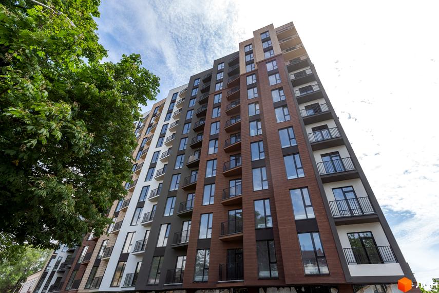 Апарт-комплекс Ітака - це багатоповерхова новобудова з балконами та панорамними вікнами, оточена зеленню.