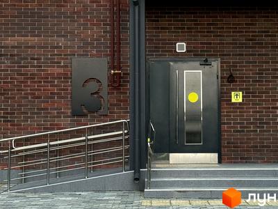 Вхідна група новобудови ЖК Стандарт з пандусом та сходами, облицьована цеглою. Зовнішній вигляд будівлі та прибудинкової території.