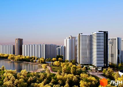 Новобудова S1 Позняки з фасадами у чорно-білу смужку, розташована біля озера та парку з деревами.