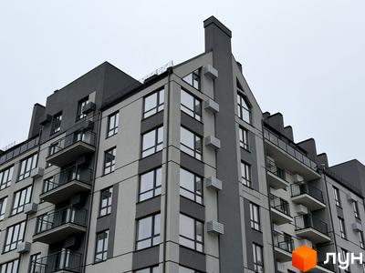 Житловий комплекс Park Residence з сучасною архітектурою та балконами. Прибудинкова територія облаштована для комфортного відпочинку.