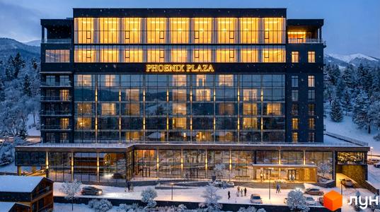 Зовнішній вигляд Апарт-готелю PHOENIX PLAZA з великими вікнами та прибудинковою територією, засніженою зимою.