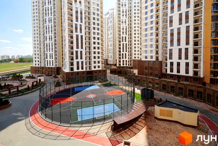 Вигляд житлового комплексу KADORR City з сучасними будинками та прибудинковою територією з спортивними майданчиками.