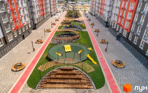 Новобудова ARTVILLE з яскравим фасадом та облаштованою прибудинковою територією з дитячими майданчиками та зонами відпочинку.
