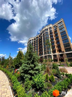 Үлкен жыныстық ерні бар әдемі аққұба порно