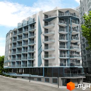 Апарт-комплекс Breeze Marine – багатоповерхова будівля з білими та блакитними фасадами, балконами зі скляними перилами. Перед будинком видно дорогу та зелені насадження.