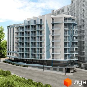 Багатоповерховий будинок Комплексу Breeze Marine з біло-блакитним фасадом та численними балконами. Перед будинком розташована дорога та зелені насадження.