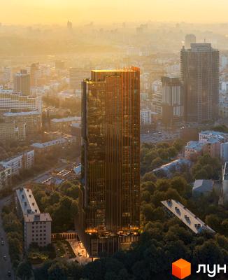 Високоякісний проєкт THE ONE з скляним фасадом та дерев'яними елементами, оточений зеленню та міською забудовою.