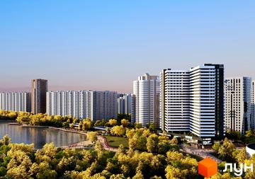 Новобудова S1 Позняки з фасадами у чорно-білу смужку, розташована біля озера та парку з деревами.