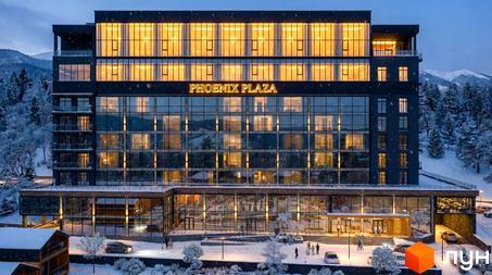 Зовнішній вигляд Апарт-готелю PHOENIX PLAZA з великими вікнами та прибудинковою територією, засніженою зимою.