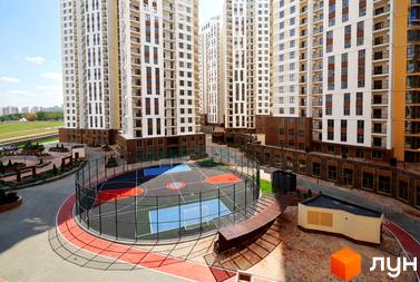 Вигляд житлового комплексу KADORR City з сучасними будинками та прибудинковою територією з спортивними майданчиками.