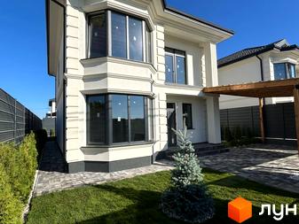 Зовнішній вигляд будинку Комплекс Благовісний з великими вікнами. Прибудинкова територія з газоном та озелененням.