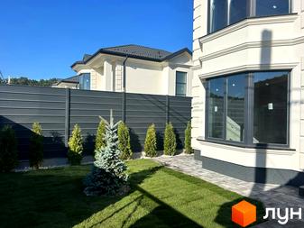 Зовнішній вигляд будинку Комплекс Благовісний з великими вікнами та прибудинковою територією з газоном та зеленими насадженнями.