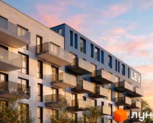 Зовнішній вигляд новобудови ЖК VERO з балконами та панорамними вікнами на тлі вечірнього неба. Навколо будівлі дерева з гірляндами.