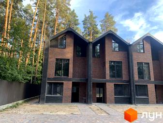 Таунхаус Forest Lane - цегляні фасади, великі вікна, сучасна архітектура. Поруч ліс та доглянута прибудинкова територія.