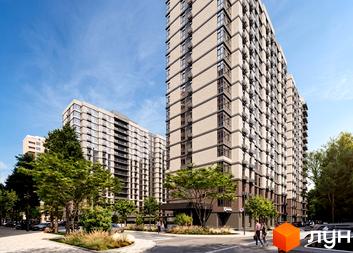 Житловий комплекс Real Park Nova: високі будинки зі світлої цегли та темними вікнами, оточені зеленими деревами та доріжками.