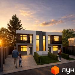 Два будинки Котеджного містечка Viola Village з комбінованим фасадом та великими вікнами. Перед ними доріжка, газони та огорожа на заході сонця.