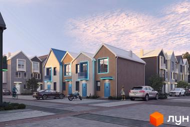 Зображення фасаду таунхаусів Sвій Dім 3 з синіми дверима та вікнами, перед будинками припарковані автомобілі та мотоцикл, на вулиці стоїть жінка.