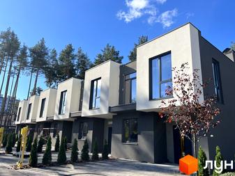 Сучасні та стильні таунхауси на вулиці Козацькій, 5, 5а, 5б, 5в, 5г, 5д. Навколо будинків висаджені туї та дерева, що створює затишну атмосферу.